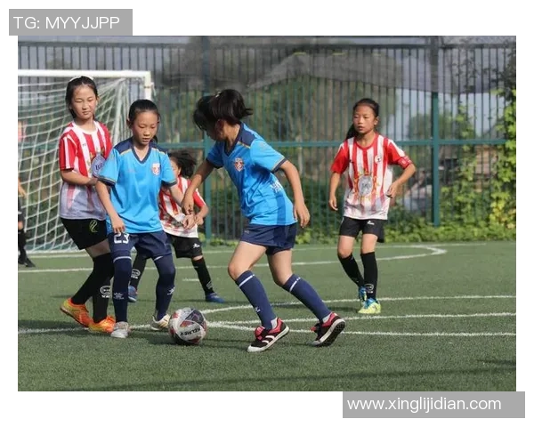 定格瞬间足球巨星回头一笑展现绿茵场上独特风采 定格瞬间足球巨星回头一笑展现绿茵场上独特风采